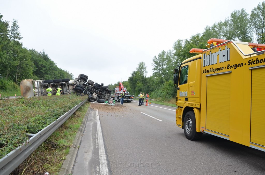 LKW umgestuerzt A 1 Rich Saarbruecken P096.JPG